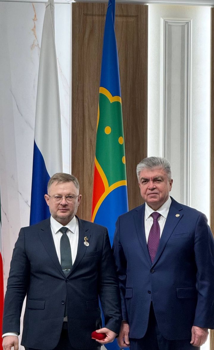 Директор челнинской гимназии в свободное время собирает технику для СВО