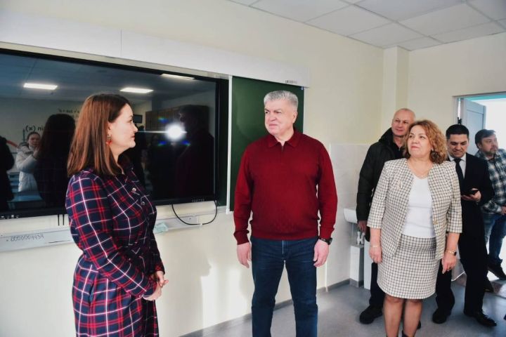 Наиль Магдеев проверил школу №45, где 40 лет не было ремонта