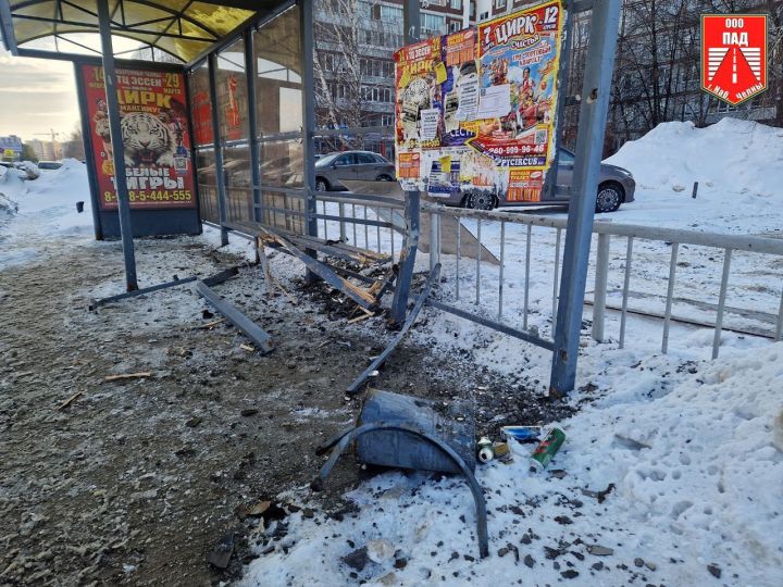 В Челнах лихач разнес в щепки остановочный павильон