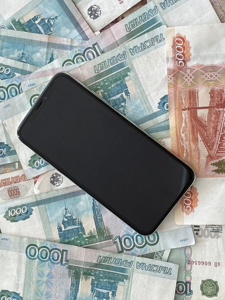 В Челнах школьница перевела около 100 тысяч рублей с маминой карты за телефон