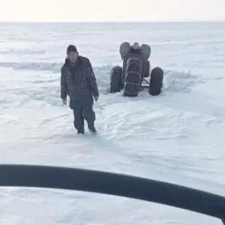 В Тукаевском районе спасатели сняли со льдины рыбака на тонущем трицикле