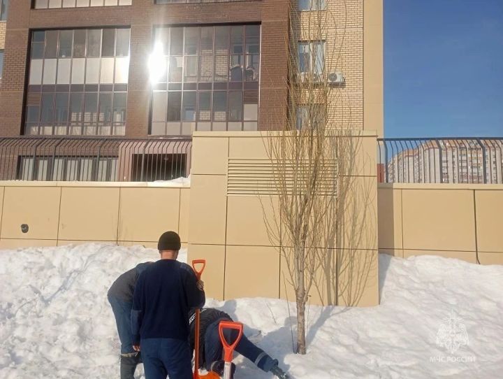 Откопали ноги: в Татарстане трое детей прыгали в сугроб и застряли