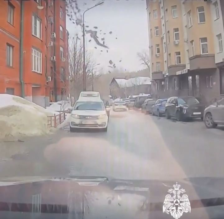 В Казани обрушилась часть кровли жилого дома