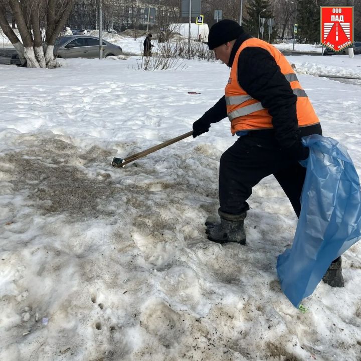Весна покажет, кто где: в Челнах чистят обочины от «сюрпризов» зимы