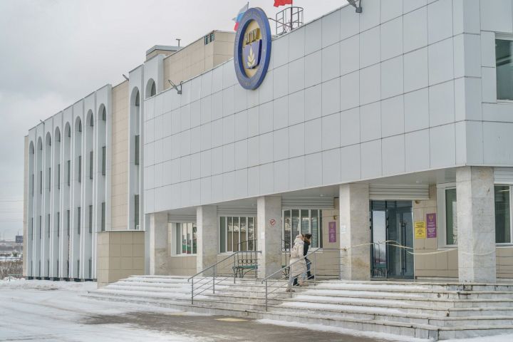 В НГПУ прокомментировали жалобы на сугробы вдоль забора университета