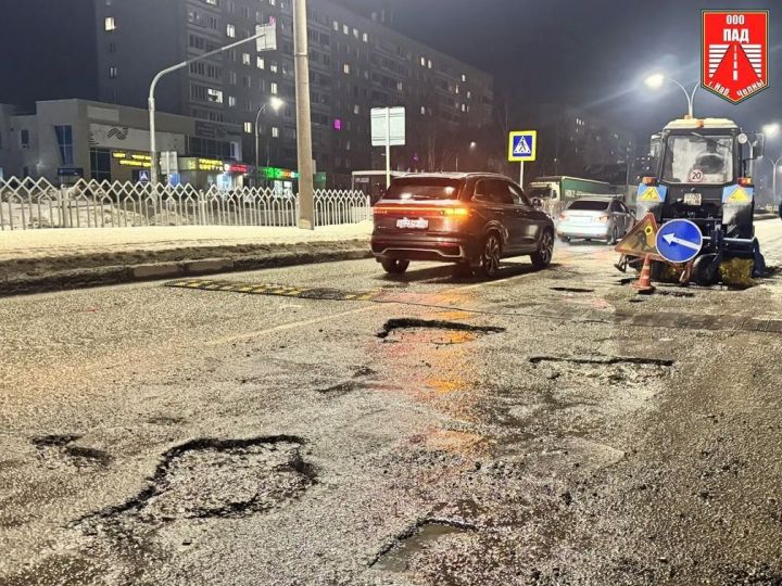 В Набережных Челнах продолжается аварийный ямочный ремонт дорог