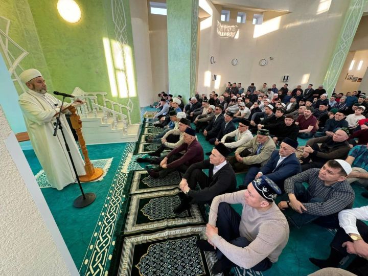 В мечетях Челнов  прошли праздничные намазы