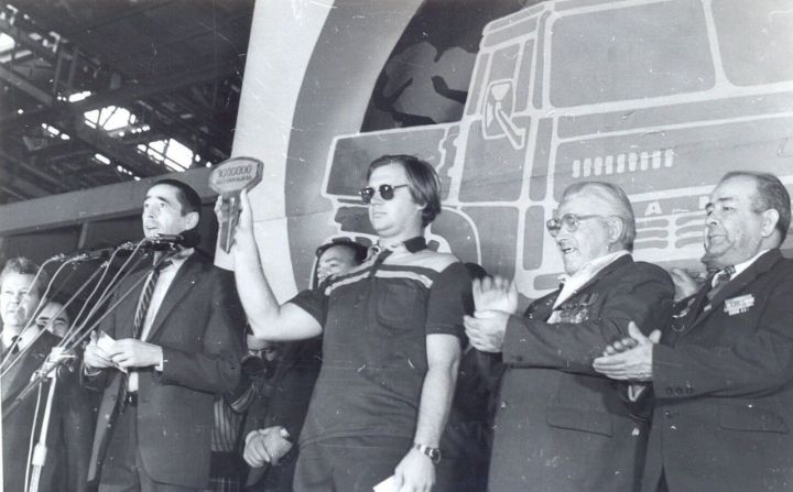 Уехал в Барнаул: кто получил 1 000 000-й грузовик КАМАЗ