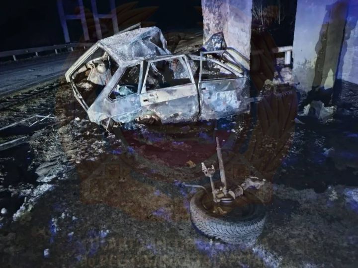 В Татарстане молодой водитель погиб после съезда в кювет и наезда на опору моста