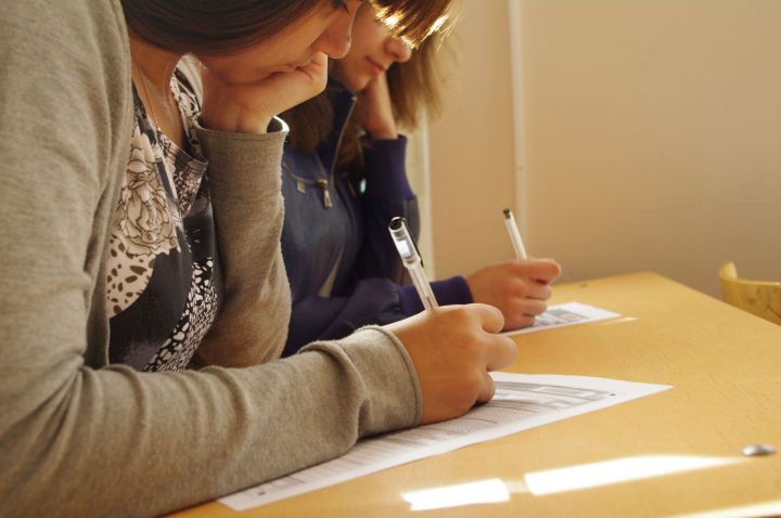 Школа, стресс и баллы: выпускники сравнивают ЕГЭ и экзамены советского образца