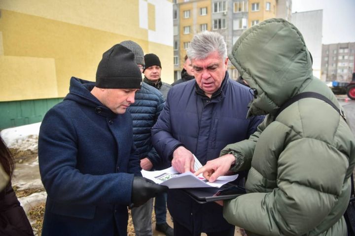 Наиль Магдеев проверил работы по «Нашему двору» в 14-м комплексе поселка ЗЯБ