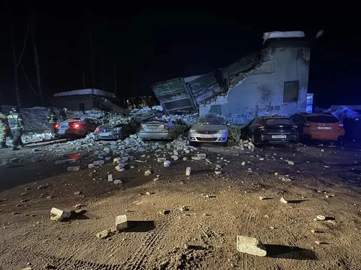 Жертв среди людей нет: в Татарстане обломки здания повредили сразу 6 автомобилей