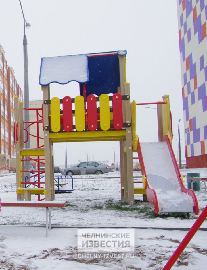 Состояние тяжелое: пострадавшую на спортплощадке девочку срочно доставили в Казань