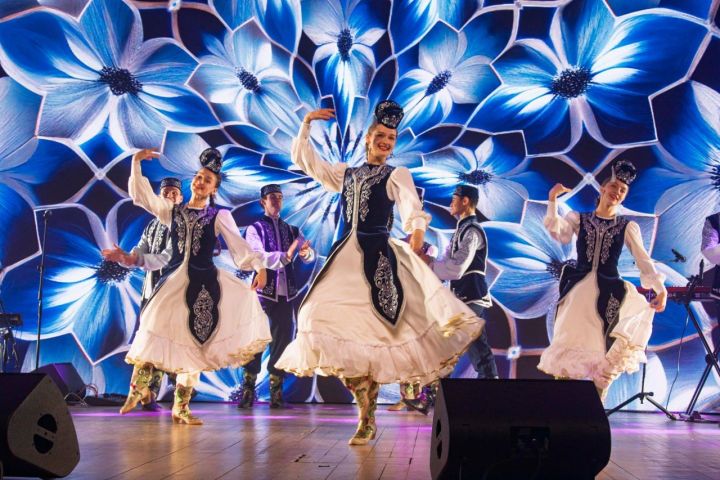 Женщин КАМАЗа поздравили с 8 Марта в Органном зале