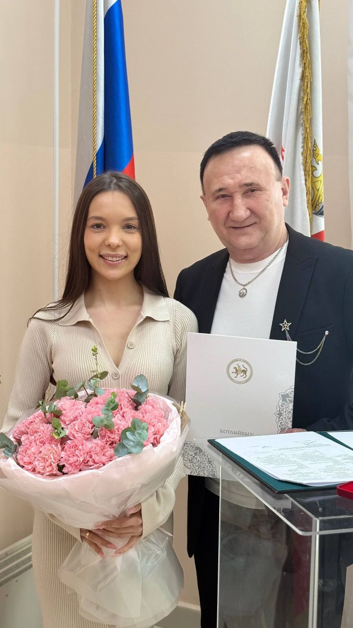 Ему — 55, ей — 29: певец Ринат Рахматуллин расписался с возлюбленной