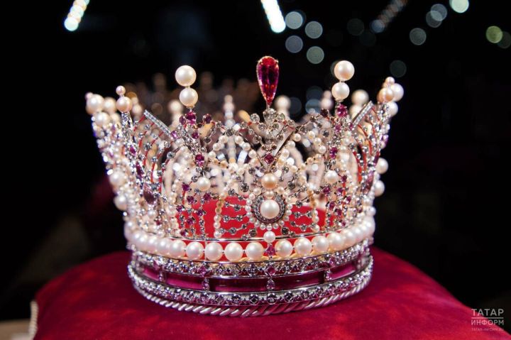 1637 камней и 194 карата: в Казани показали короны для победительниц MISS BRICS