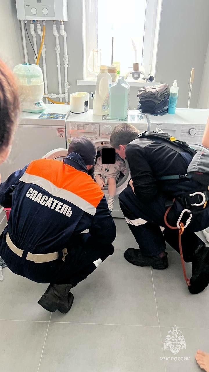 Залез и застрял: в Казани спасли малыша из стиральной машины