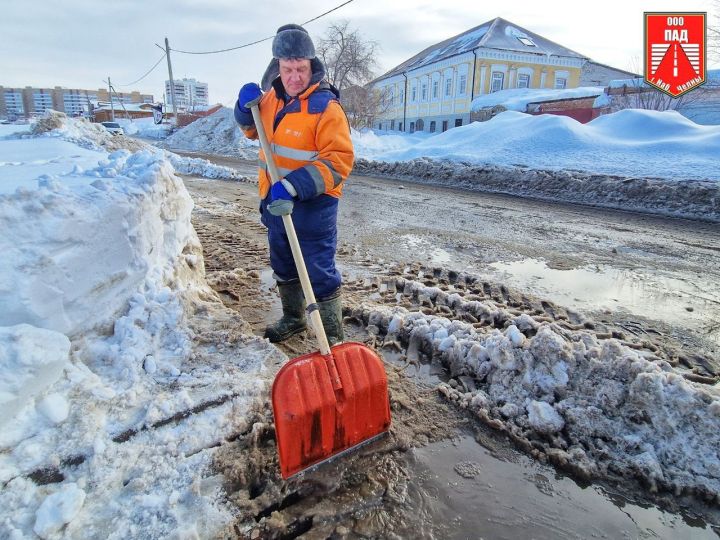 Дорожники Набережных Челнов вскрывают ливневки перед половодьем
