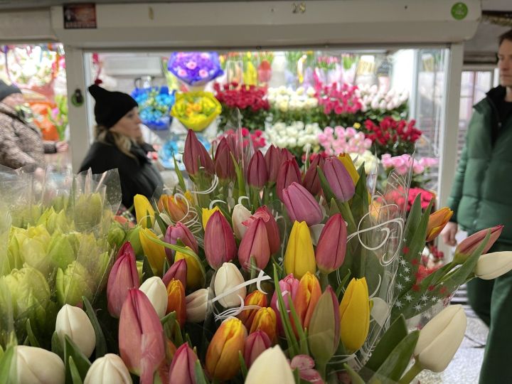 От 245 рублей до 31 тысячи: сколько в Челнах стоят тюльпаны к 8 марта