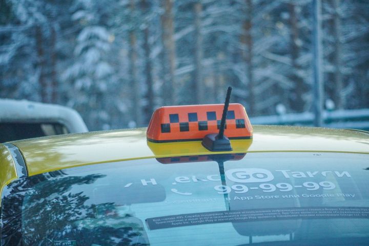 Тарифы взлетают втрое: в России ищут способ сдержать цены на такси в непогоду