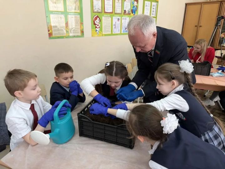 В Челнах первоклассники вырастят редиску для одиноких пожилых людей
