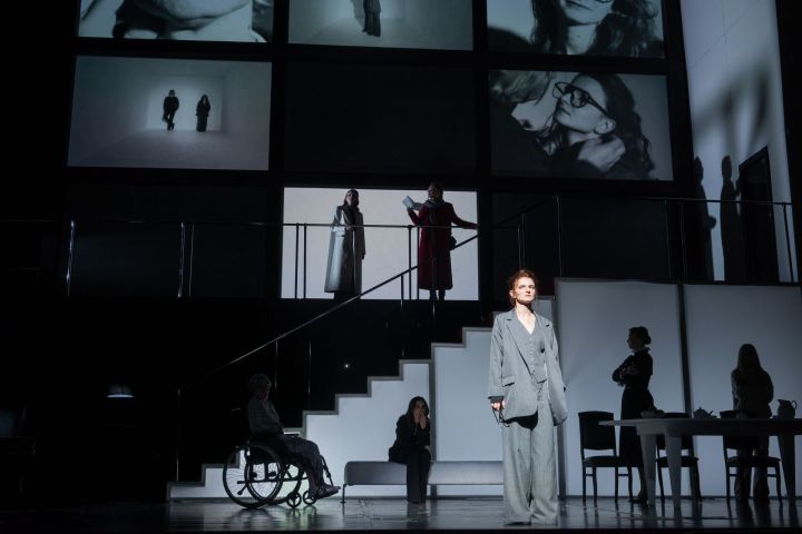 Зрительницам «Мастеровых» на спектакле «8 женщин» вручат презенты в честь 8 Марта