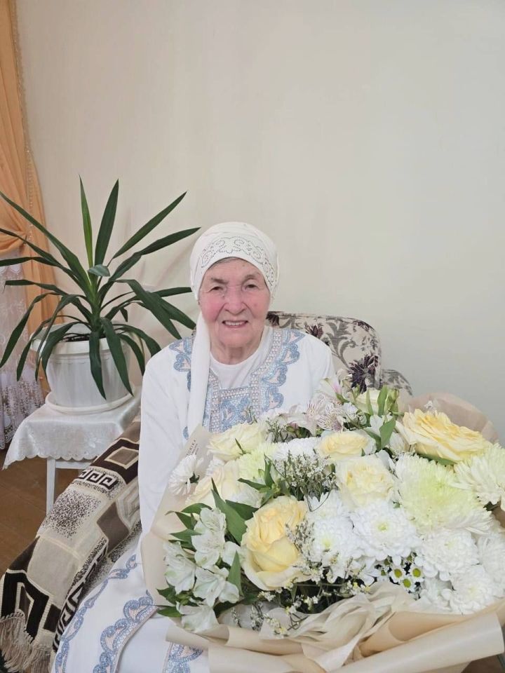 Мэр Челнов съездил в Бугульму поздравить маму с 8 Марта