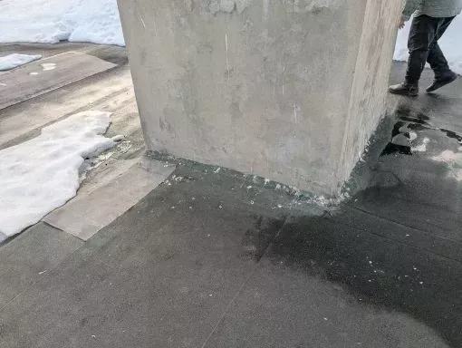 Два этажа затопило: челнинская УК получила штраф за очистку крыши от снега