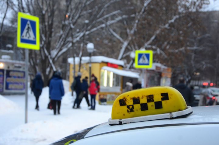 Снегопад повлиял на цены в такси: поездка в пределах Нового города – 450 рублей