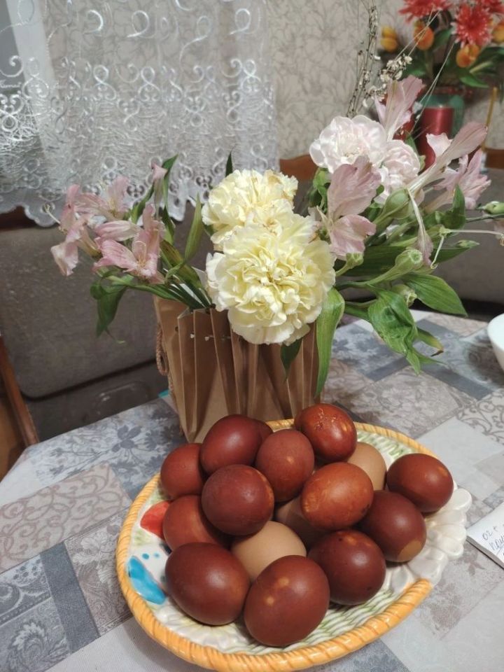 Эксперт Худакова: чем лучше красить куриные яйца на Пасху
