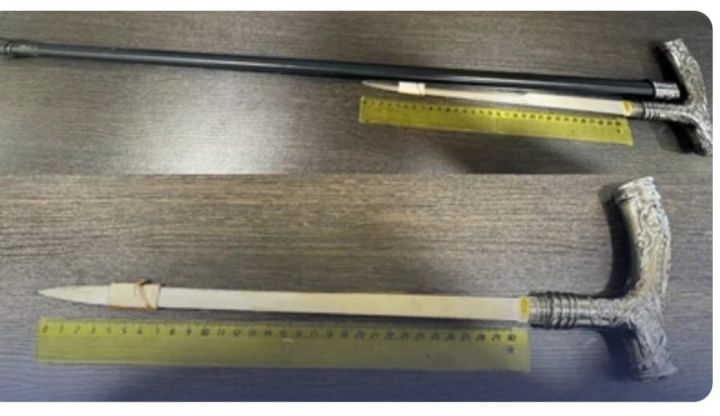 В суд с сюрпризом: мужчина пришел на заседание с кинжалом внутри трости