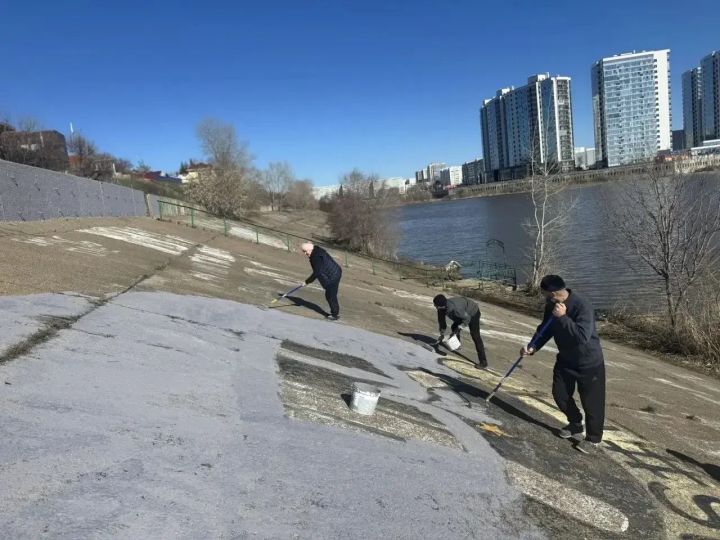 В Челнах закрасили варварские надписи на бетонных плитах Элеваторной Горы