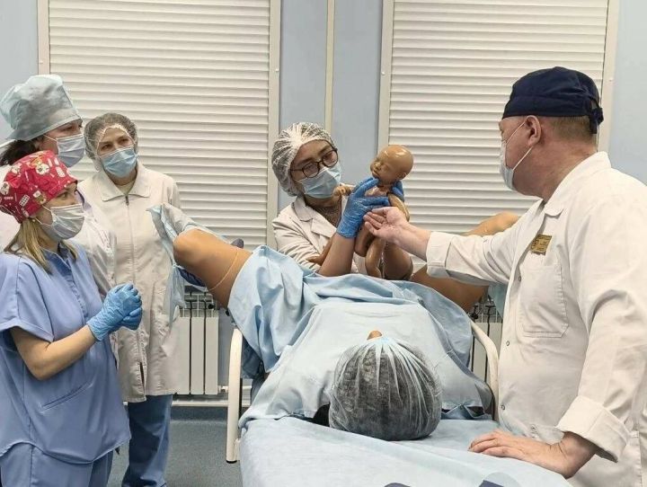 Акушеры-гинекологи Татарстана учились принимать роды в 3D-очках