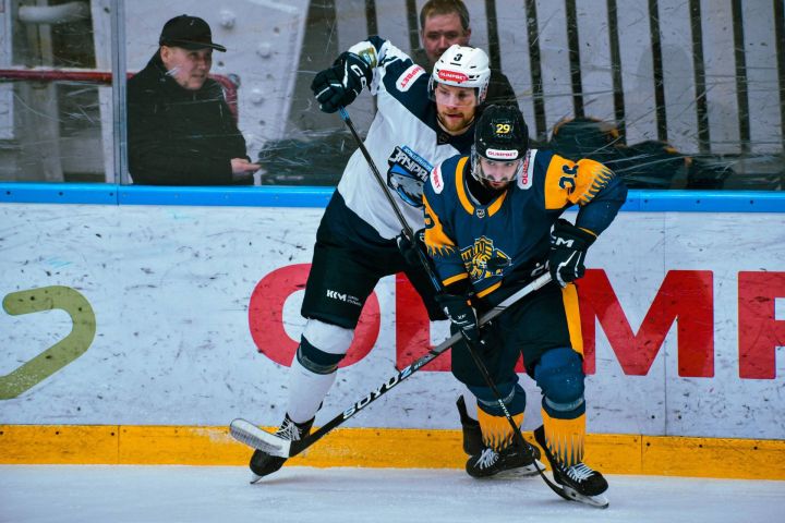 ВХЛ против КХЛ: ХК «Челны» проведет матч с нижнекамским «Нефтехимиком»