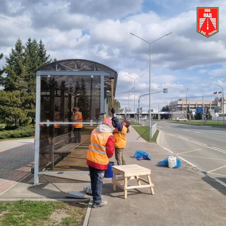 ПАД приступил к покраске «уставших» остановок в Челнах