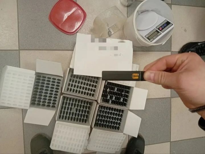 В Челнах задержали женщину с 250 вейпами, начинёнными наркотиками