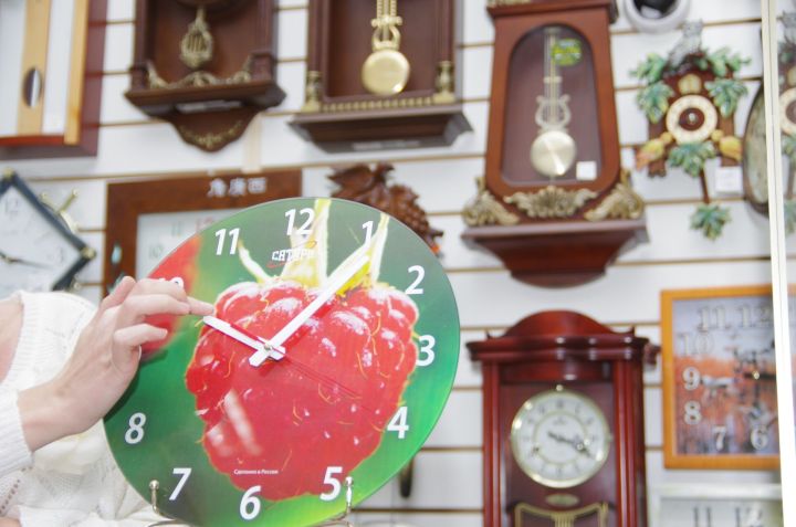 «В час ночи светло, а в семь вечера темно»: татарстанцы спорят о переводе времени