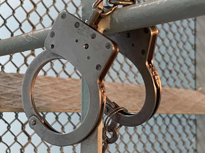 18-летнего челнинца приговорили к 17 годам за поджог машин и релейного шкафа