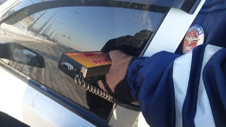 В Челнах суд на 4 суток арестовал 20-летнего водителя легковушки за тонировку