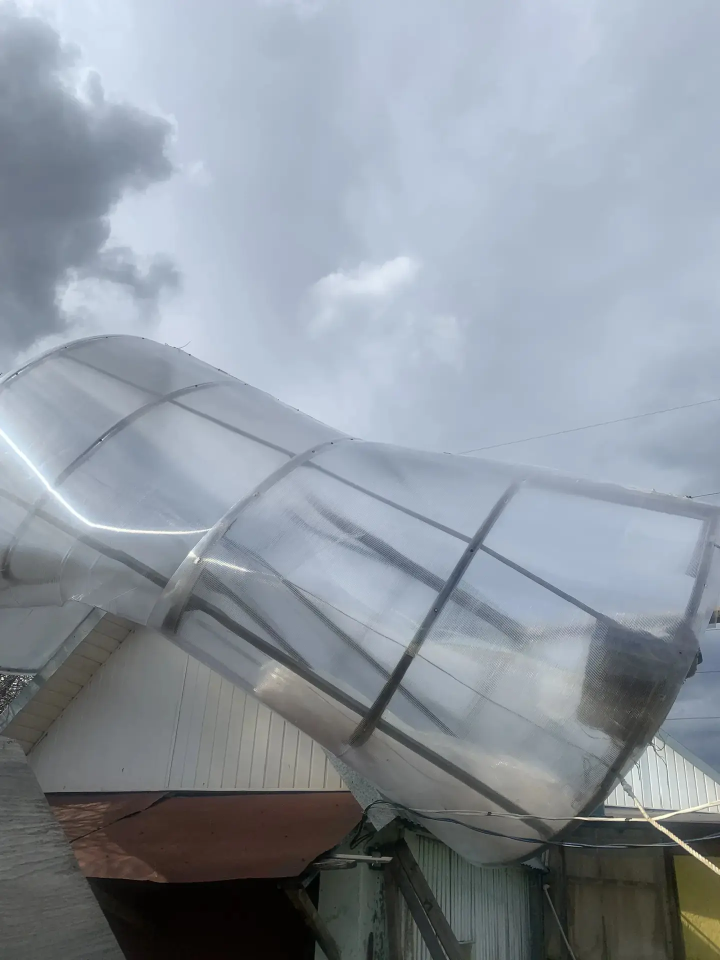 В Челнах ураган унес пять теплиц из садового общества «Заря»