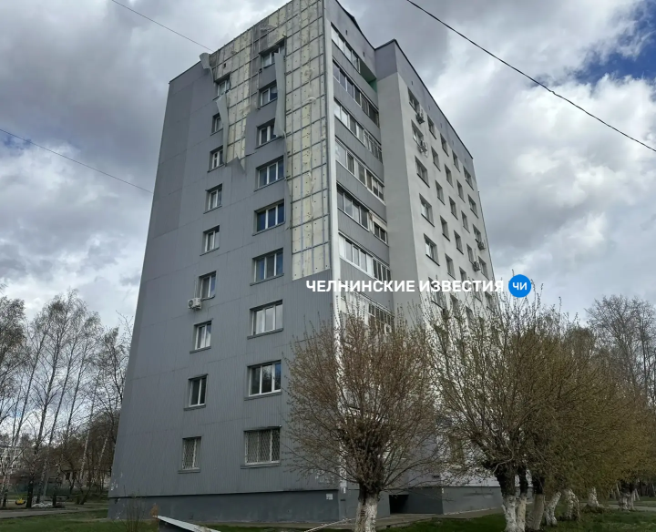 В Челнах ураган сорвал обшивку с торца дома