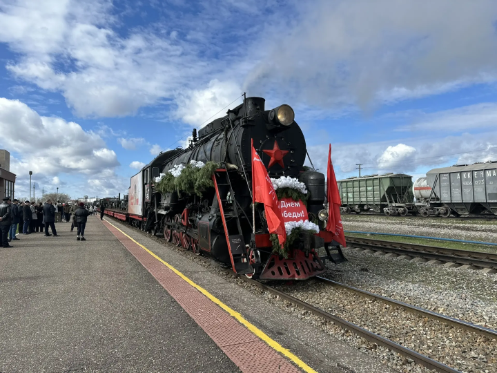 Фото: в Набережные Челны прибыл «Паровоз Победы»