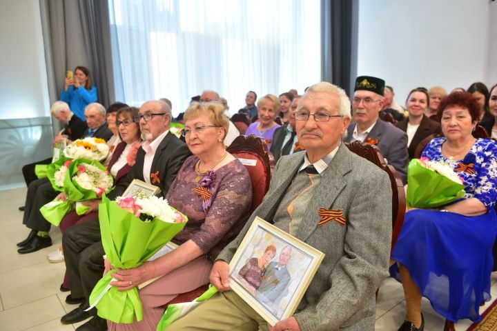 Фото: 15 пар отметили золотую свадьбу во Дворце торжеств Челнов