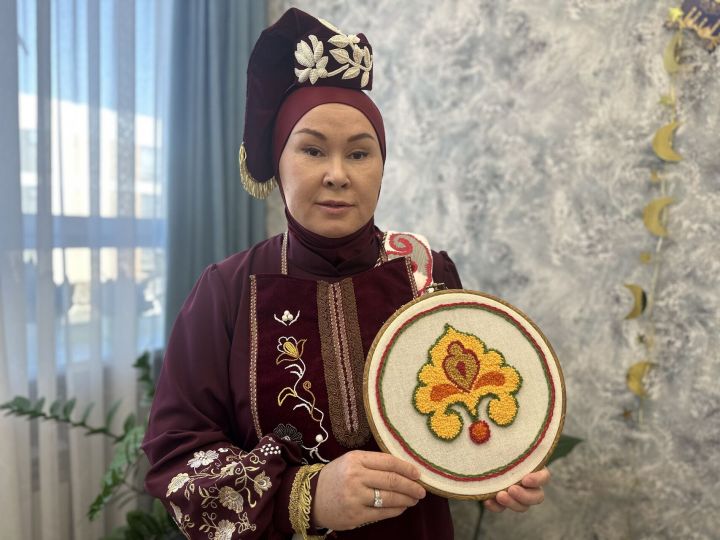 Челнинка повторила вышивку калфака своей бабушки из XIX века