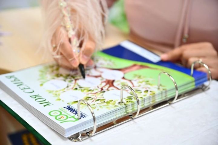 В роддоме Челнов появилась Книга для новорожденных