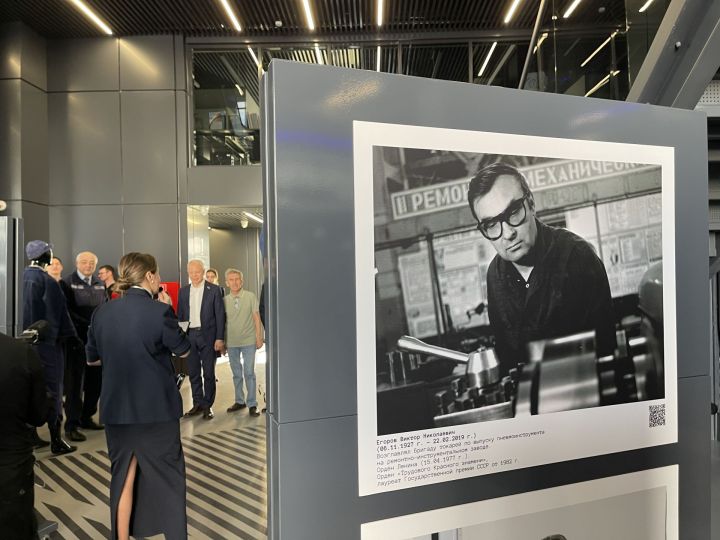 На выставке в Челнах показали уникальные фото работников КАМАЗа