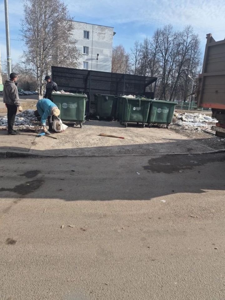 В Челнах перевозчики везут строительный мусор не на полигон, а оставляют во дворе