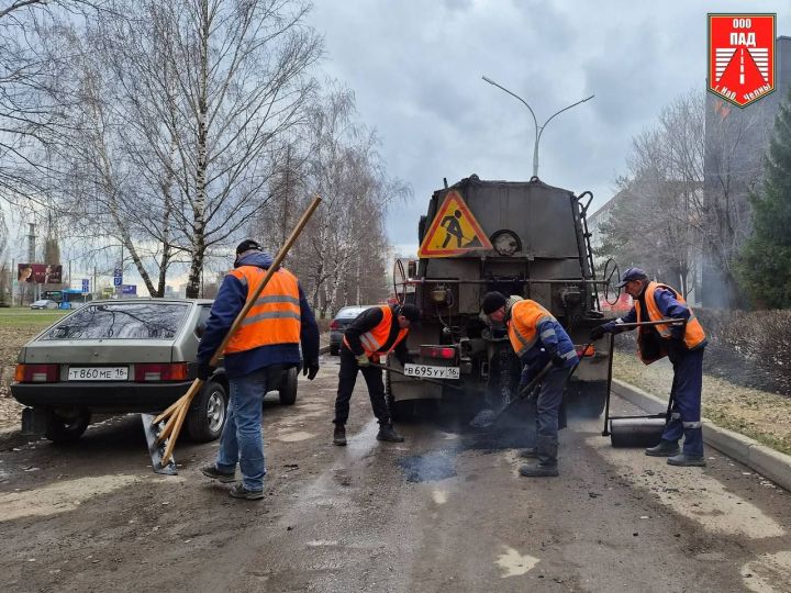 В Челнах приступили к ямочному ремонту