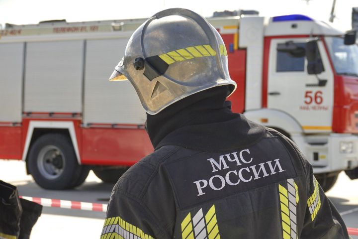 В Челнах неизвестные подожгли дверь