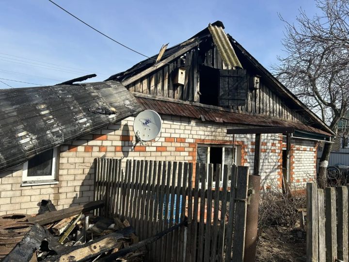 Спасли только документы: у супругов-пенсионеров в Тукаевском районе сгорел дом
